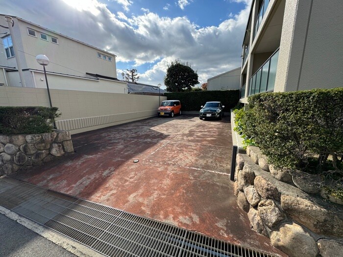 物件外観写真6　(駐車場)