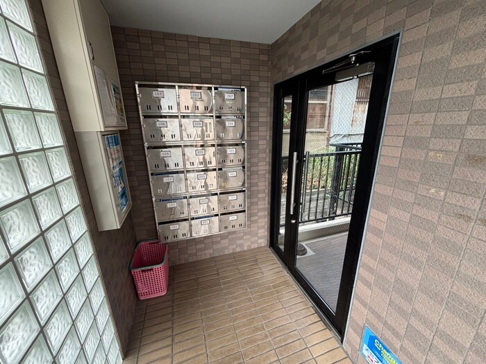 物件外観写真3　(エントランス部分)