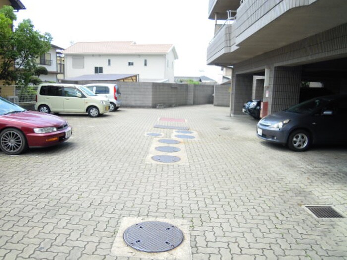 物件外観写真6　(駐車場)