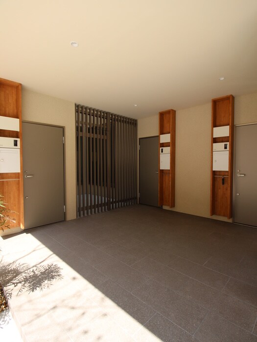 物件外観写真3　(エントランス部分)