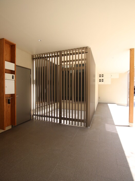 物件外観写真6　(エントランス部分)