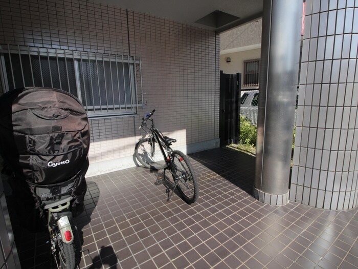 物件外観写真4　(駐輪場)