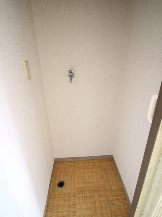 物件内観写真14　(洗濯機置場)