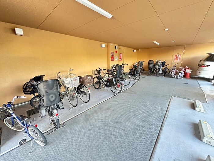 物件外観写真4　(駐輪場)