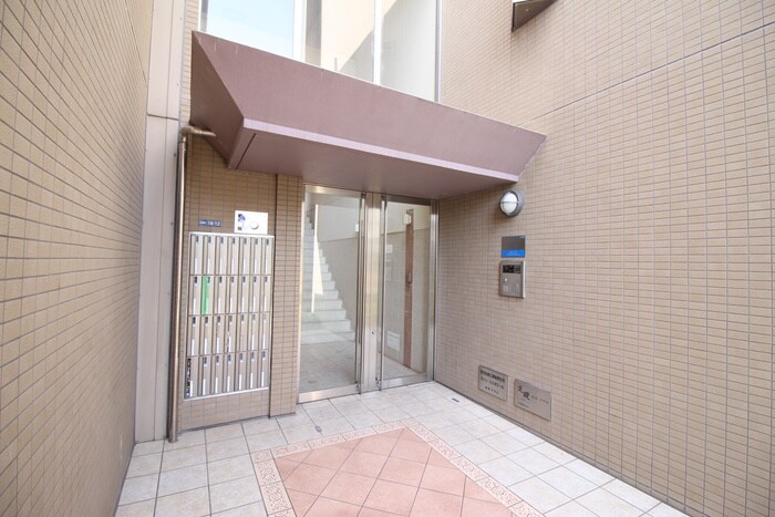 物件外観写真2　(エントランス部分)