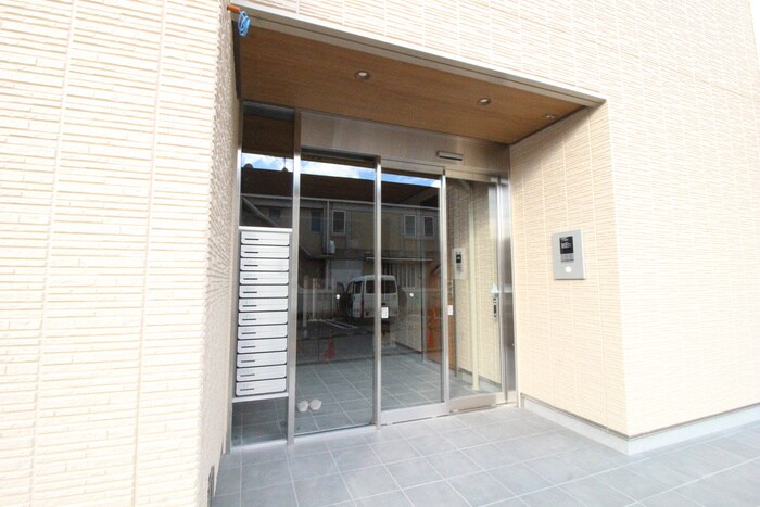 物件外観写真6　(エントランス部分)