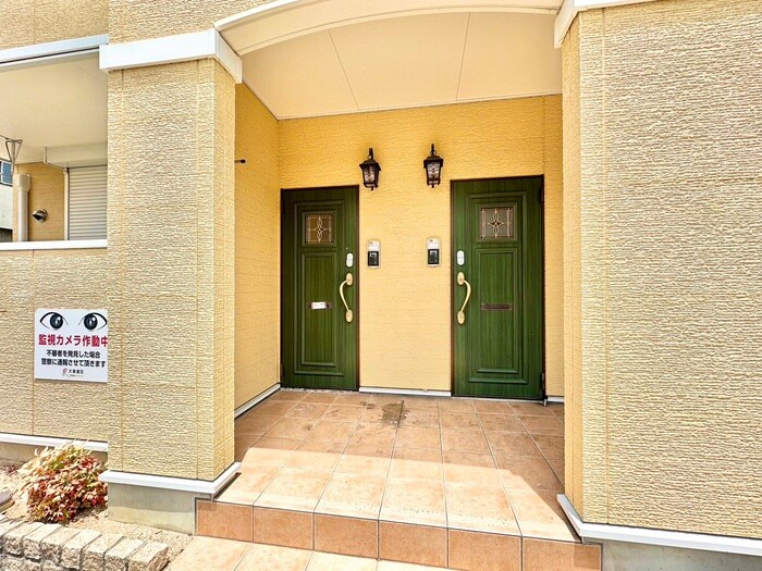 物件外観写真2　(エントランス部分)