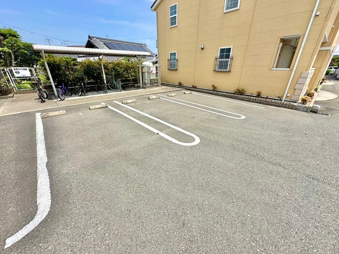 物件外観写真4　(駐車場)