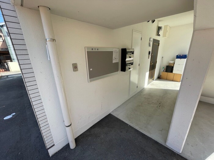 物件外観写真3　(エントランス部分)