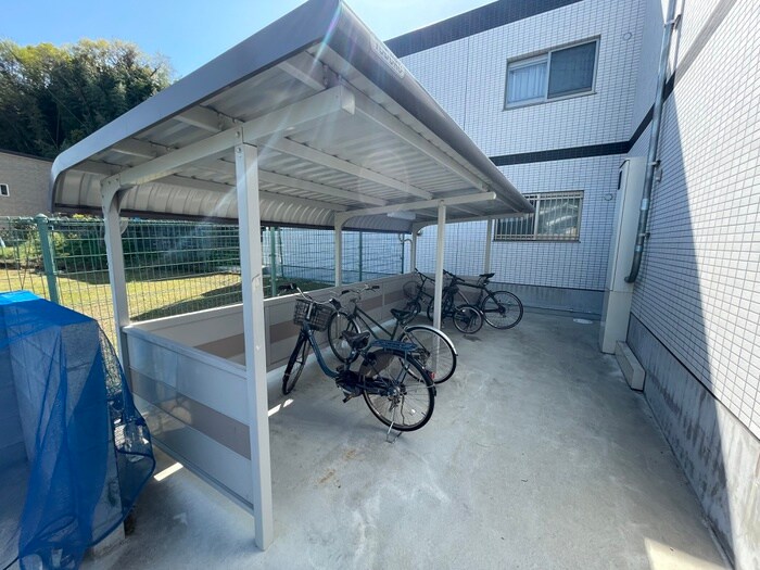 物件外観写真4　(駐輪場)