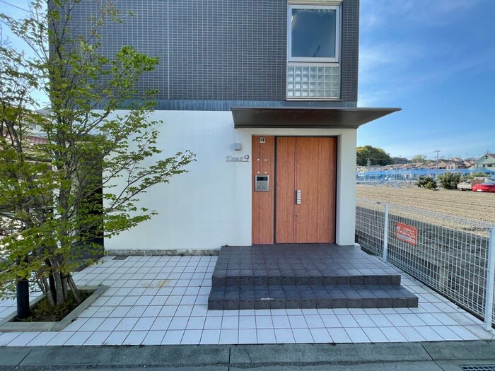 物件外観写真3　(エントランス部分)