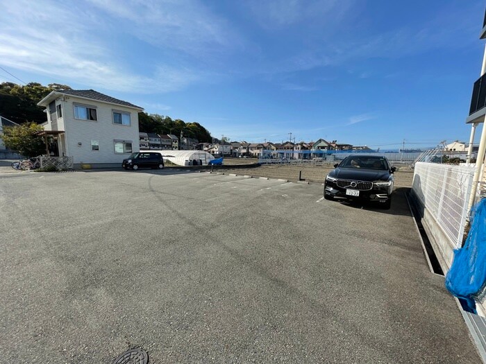 物件外観写真4　(駐車場)