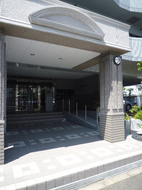 物件外観写真2　(エントランス部分)