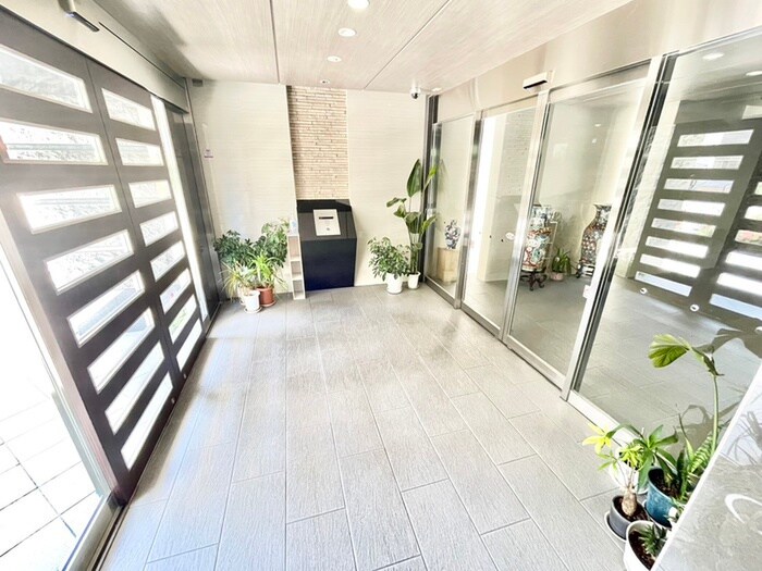 物件外観写真4　(エントランス部分)