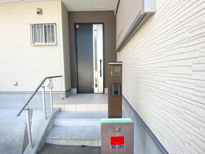 物件外観写真2　(エントランス部分)