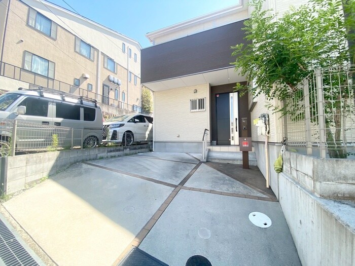 物件外観写真3　(駐車場)