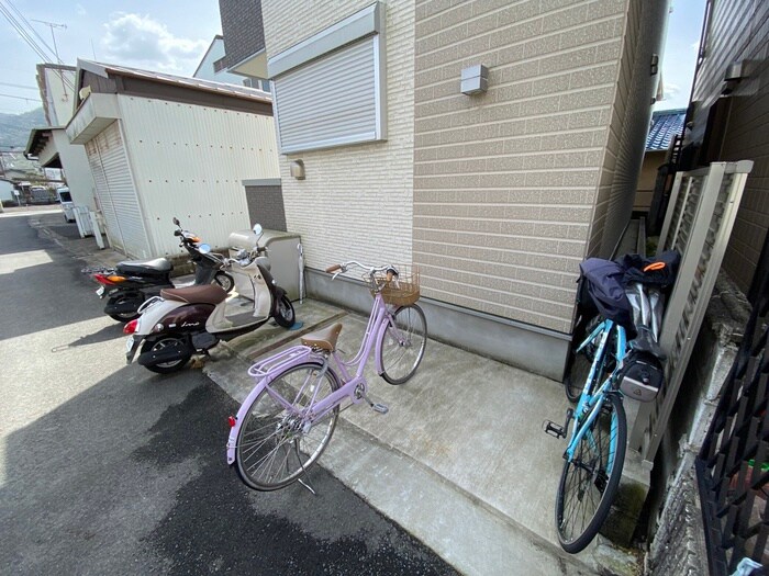 物件外観写真4　(駐輪場)