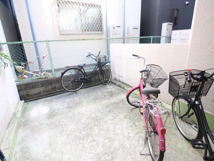 物件外観写真4　(駐輪場)
