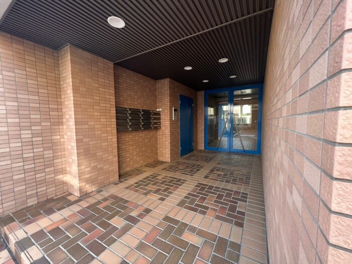 物件外観写真3　(エントランス部分)