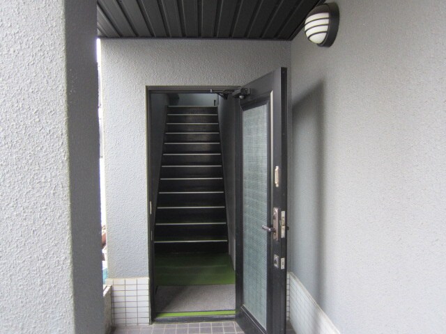 物件外観写真2　(エントランス部分)