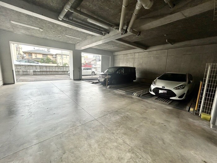 物件外観写真5　(駐車場)