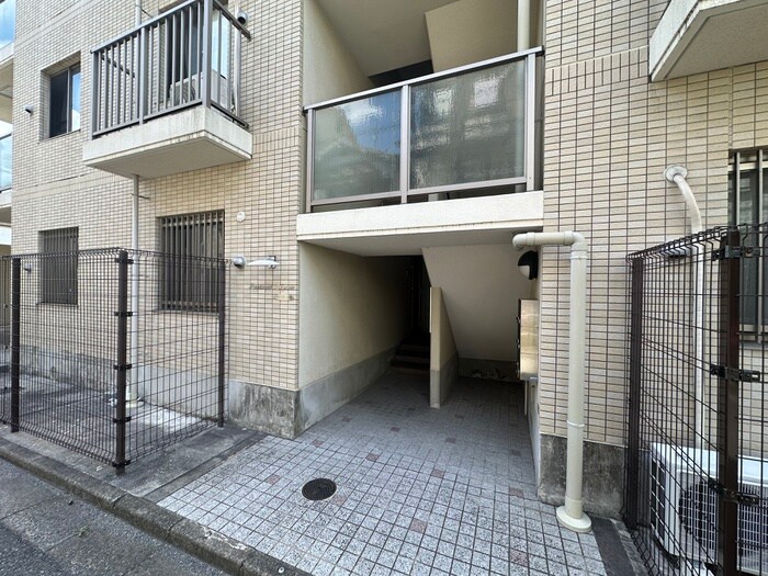 物件外観写真3　(エントランス部分)