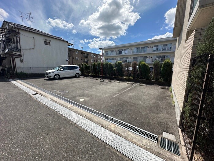 物件外観写真4　(駐車場)
