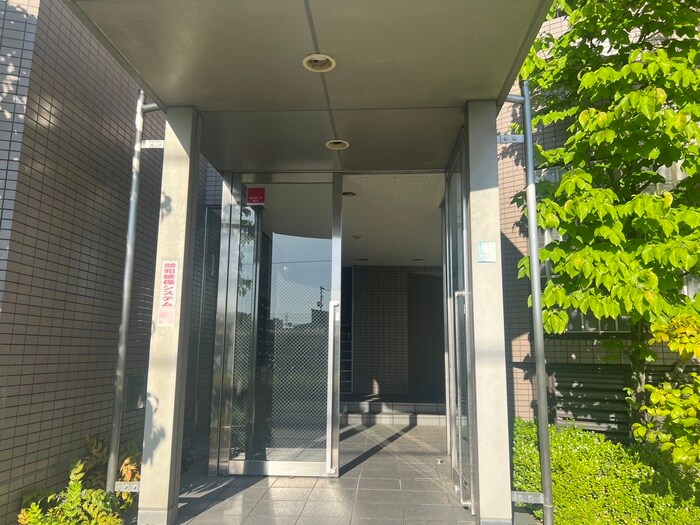 物件外観写真2　(エントランス部分)