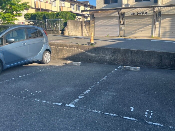 物件外観写真5　(駐車場)