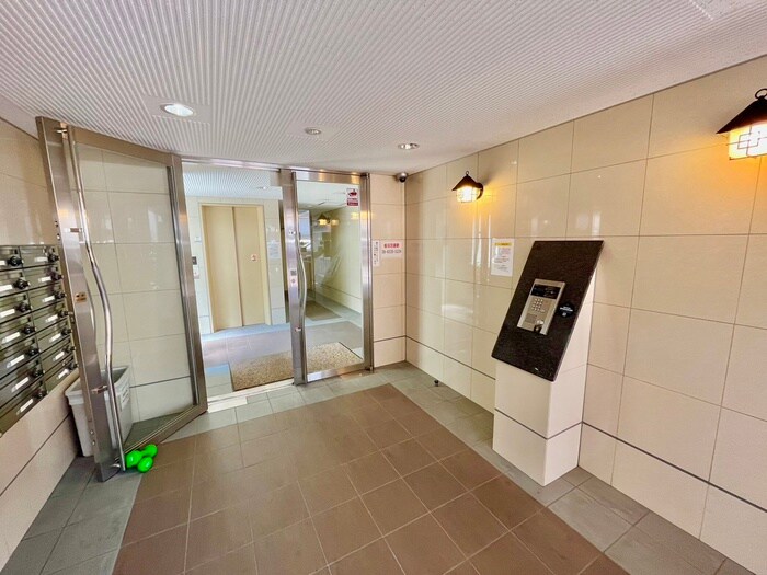 物件外観写真2　(エントランス部分)