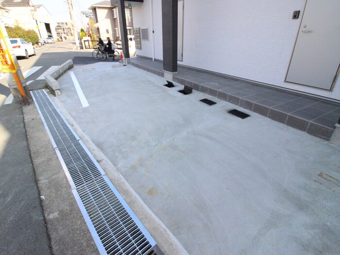 物件外観写真3　(駐車場)