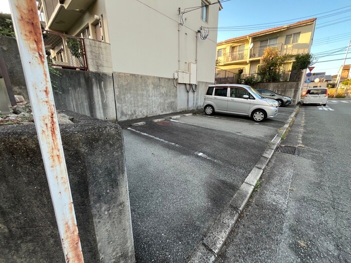 物件外観写真6　(駐車場)