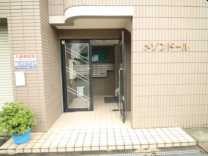 物件外観写真2　(エントランス部分)