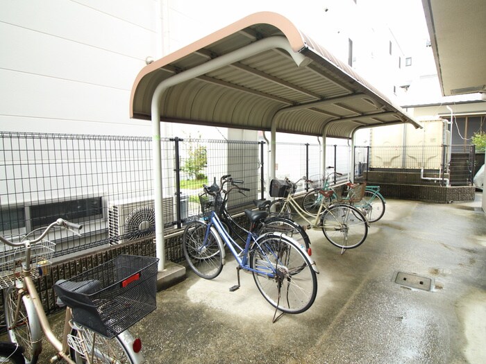 物件外観写真3　(駐輪場)