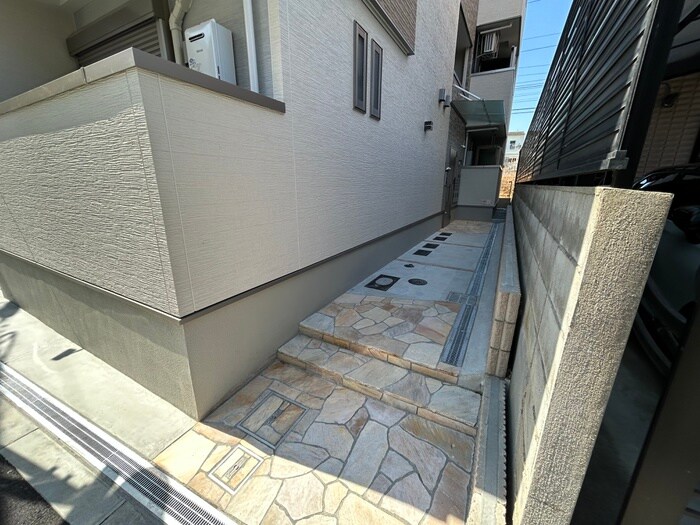 物件外観写真3　(エントランス部分)