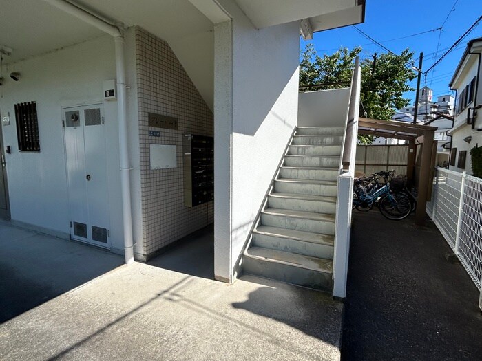 物件外観写真6　(エントランス部分)