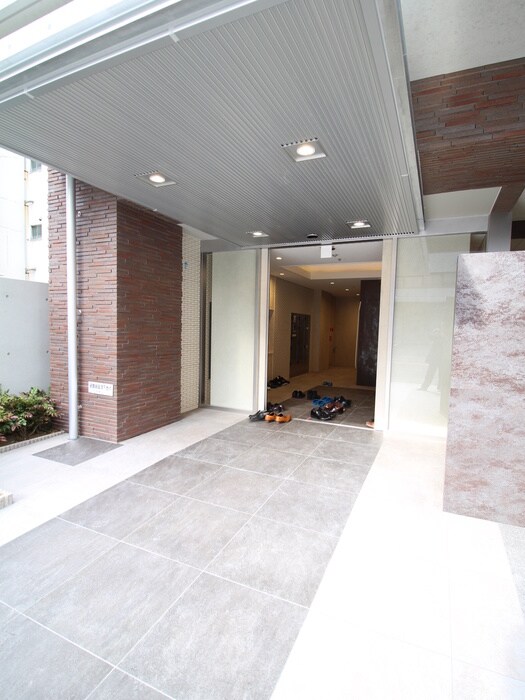 物件外観写真6　(エントランス部分)