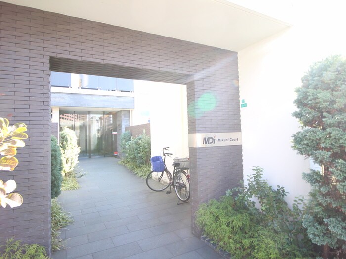 物件外観写真3　(エントランス部分)