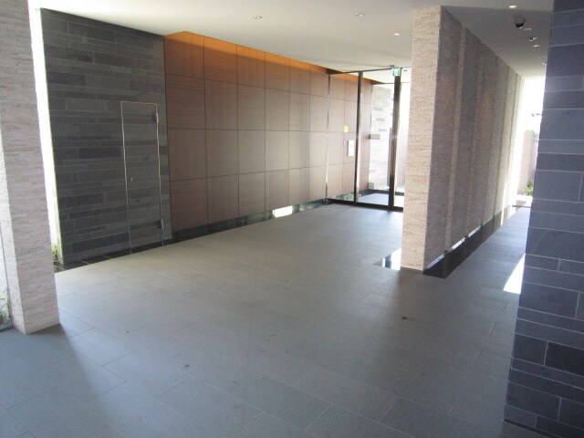 物件外観写真4　(エントランス部分)