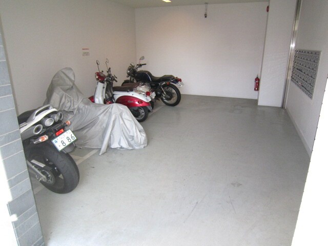 物件外観写真5　(バイク置き場)