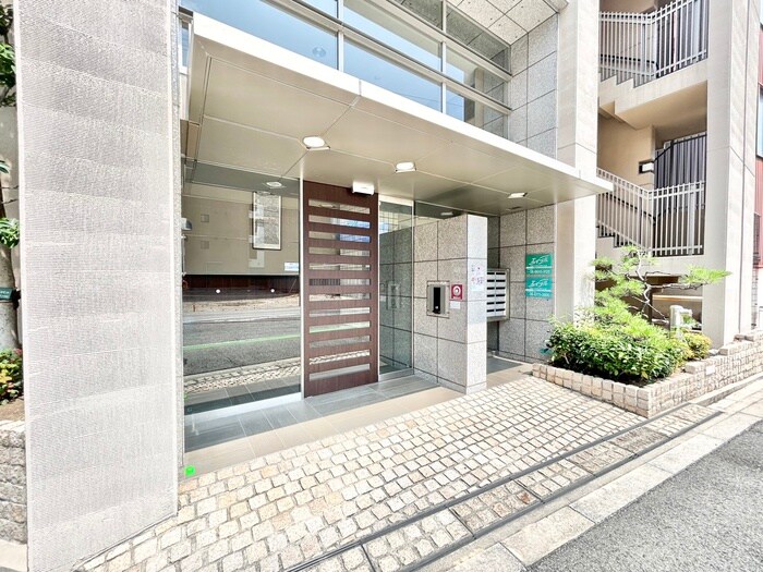 物件外観写真2　(エントランス部分)