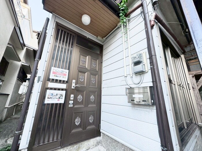物件外観写真2　(エントランス部分)