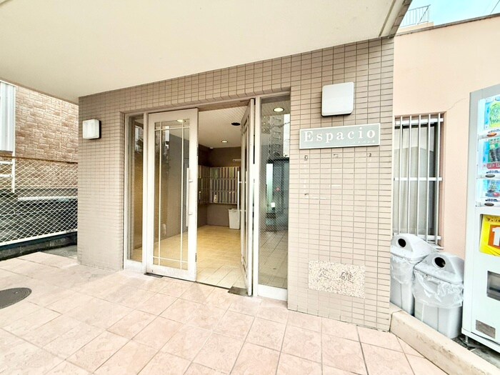 物件外観写真3　(エントランス部分)