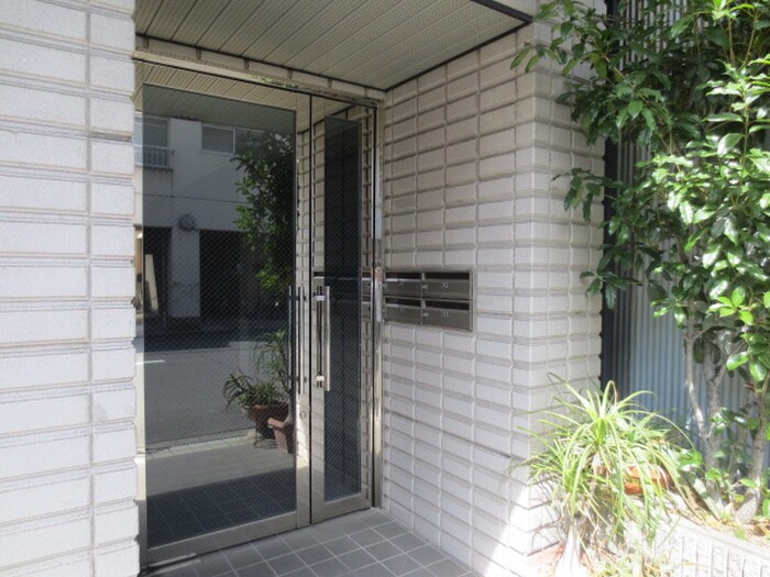物件外観写真3　(エントランス部分)