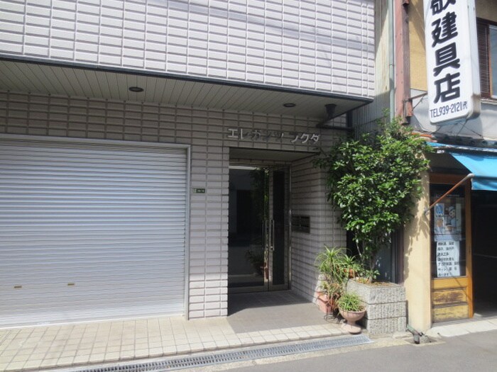 物件外観写真6　(エントランス部分)