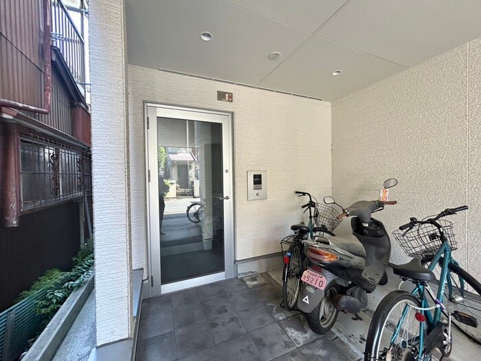 物件外観写真2　(エントランス部分)