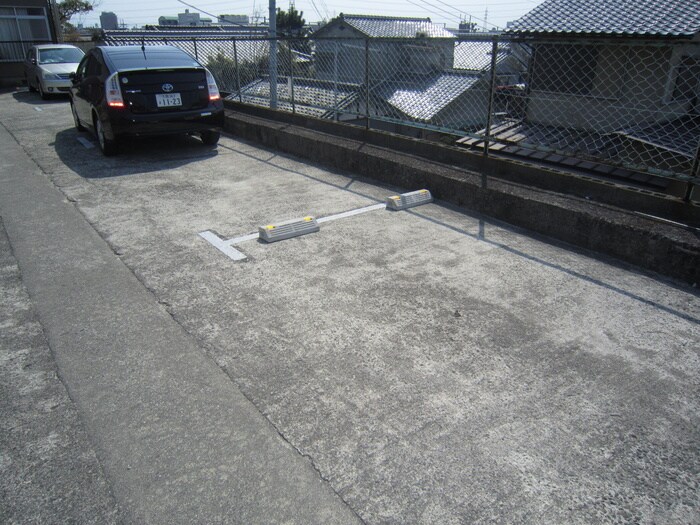 物件外観写真3　(駐車場)