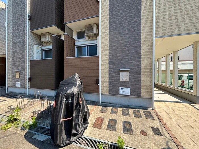 物件外観写真5　(バイク置き場)