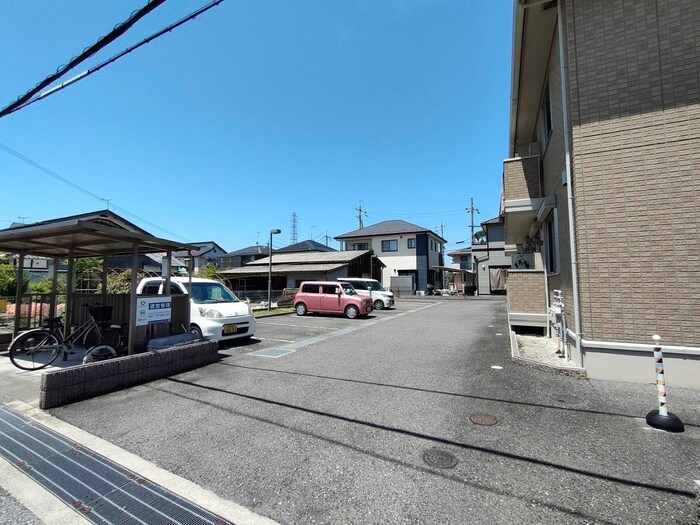 物件外観写真5　(駐車場)