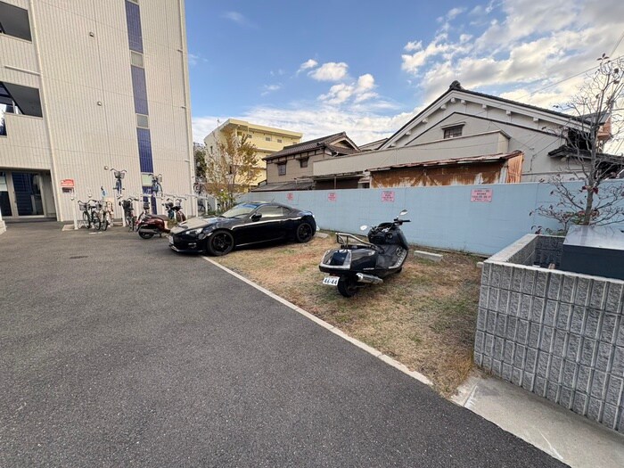 物件外観写真3　(駐車場)
